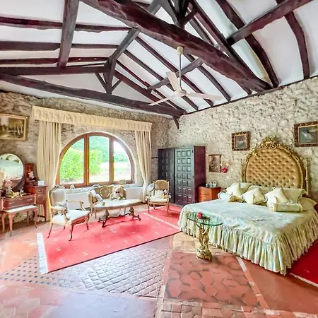 Holiday home Stunning 18th Century Loubes-Bernac